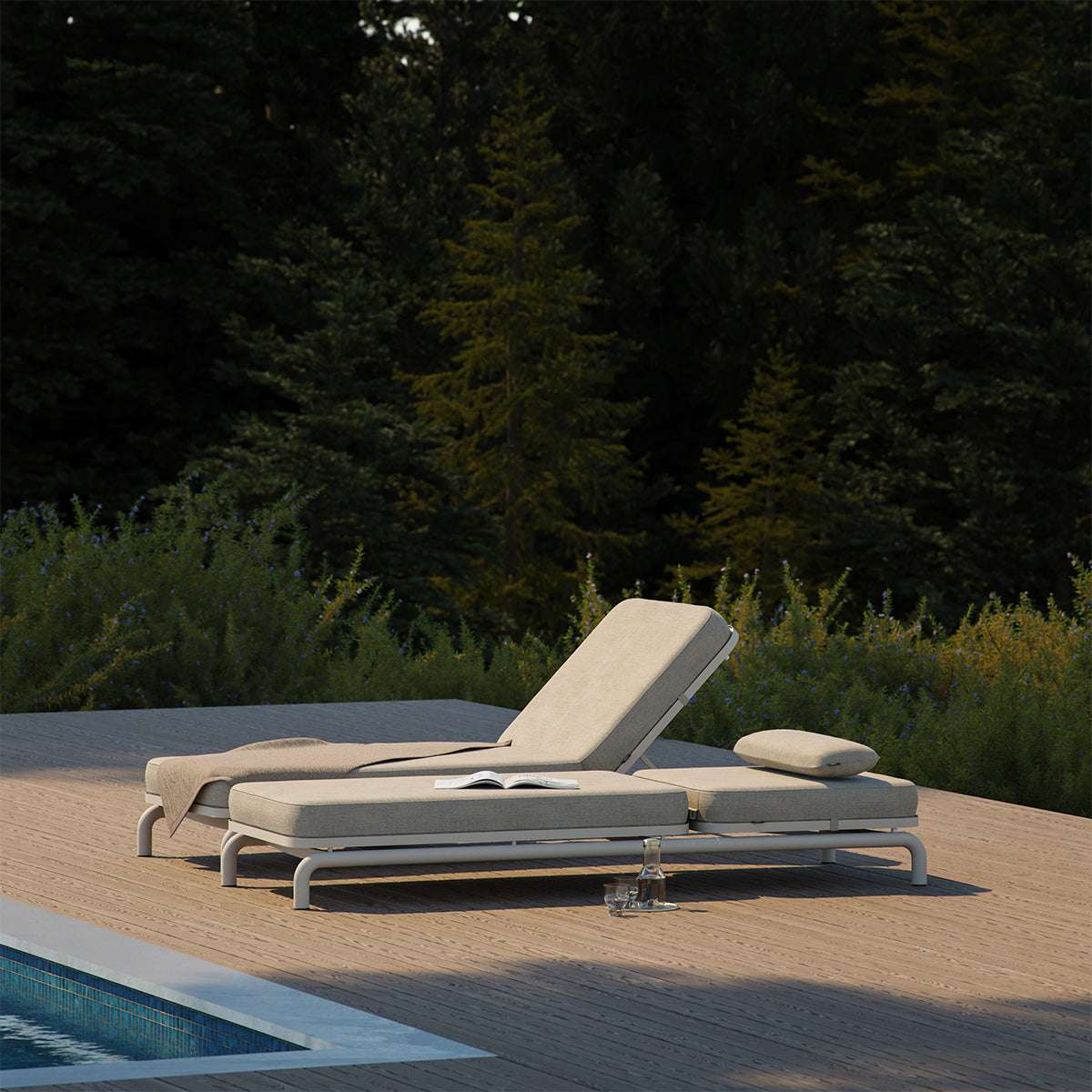 Kirra Sunbed solseng i sandfarget olefin-tekstil med aluminiumsramme, utendørs på terrasssetting.