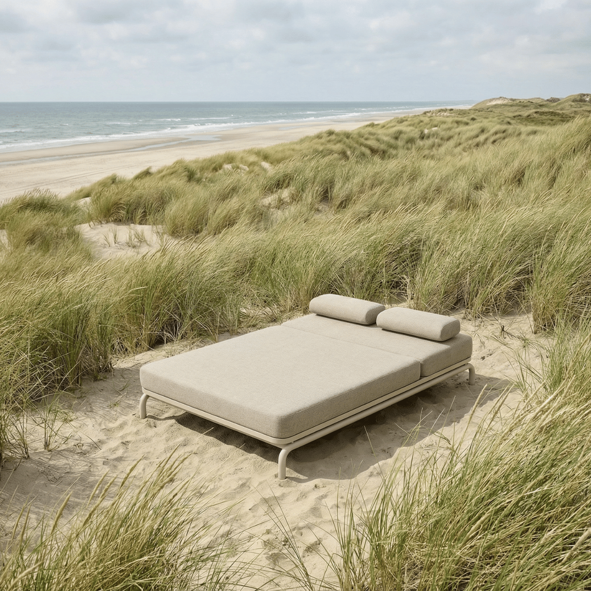 Dobbel Kirra Double Sunbed i sandfarge med aluminiumsramme og vannavvisende olefin-tekstil utendørs.
