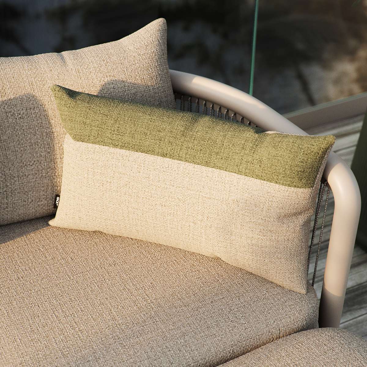 Tide Cushion i sand og indigo med fargeblokker, myk utendørs pyntepute i vannavvisende tekstil.