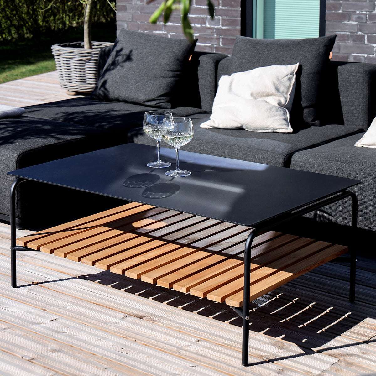Utendørs sofabord i sort pulverlakkert aluminium med teak bordplate, 113x70 cm, dansk design.