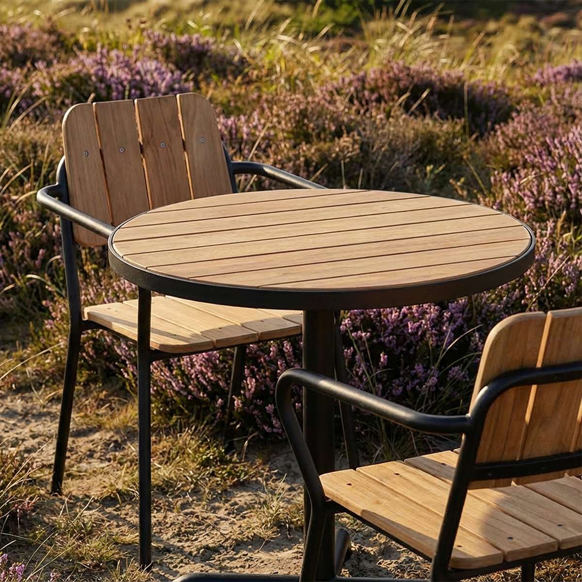 Kirra Café Table utendørs bord i pulverlakkert aluminium og ubehandlet teak med rund form.