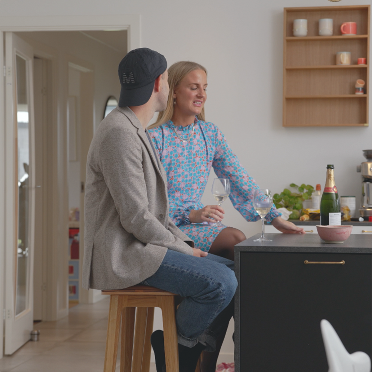 Nordic barstol i eik med Terra Black skinn og mørke kryssømmer, høy rygg og fotstøtte i stål.