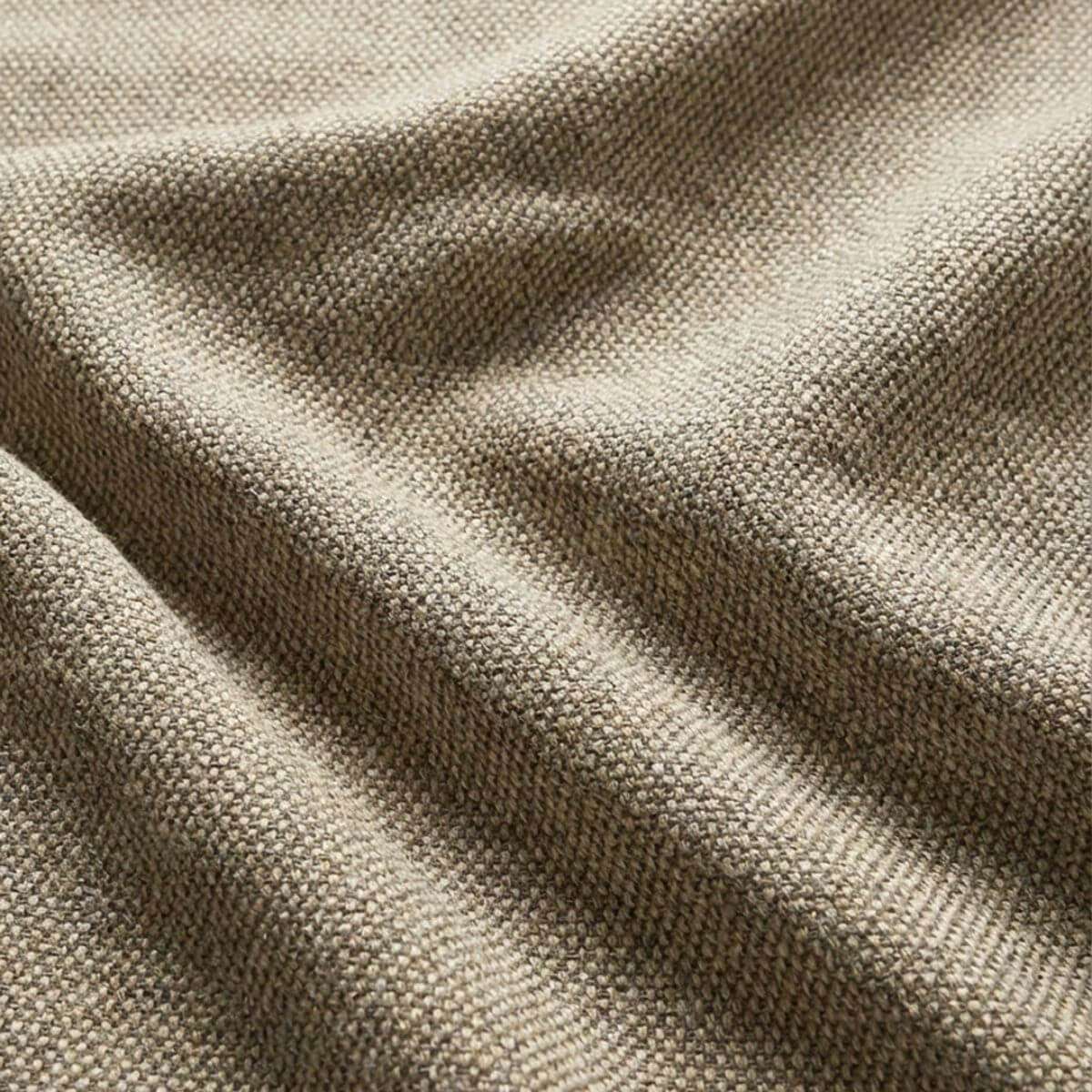 Fjord Sofa hjørnesofa med åpen ende i beige stoff med myke linjer og skandinavisk design.