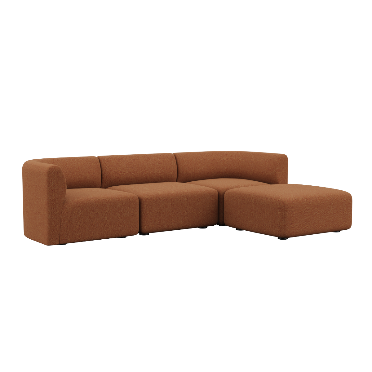 Fjord Sofa 3-seter i terrakotta med puff, myke linjer og skandinavisk design.