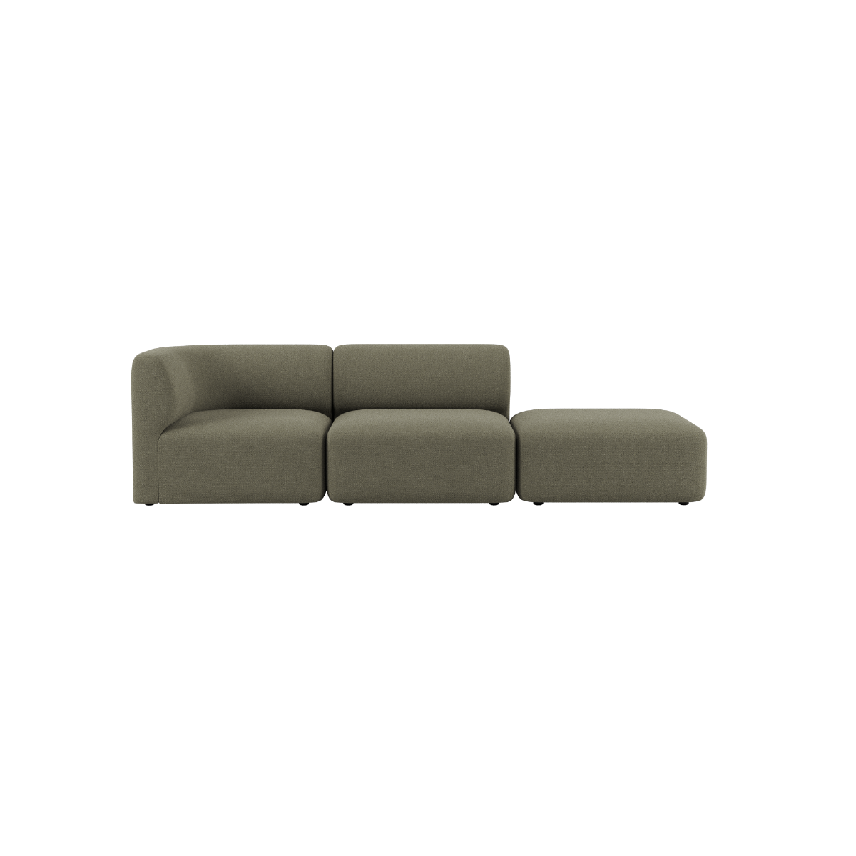 sackit Fjord sofa i olivengrønt stoff med to sitteplasser og åpen ende vist mot svart bakgrunn