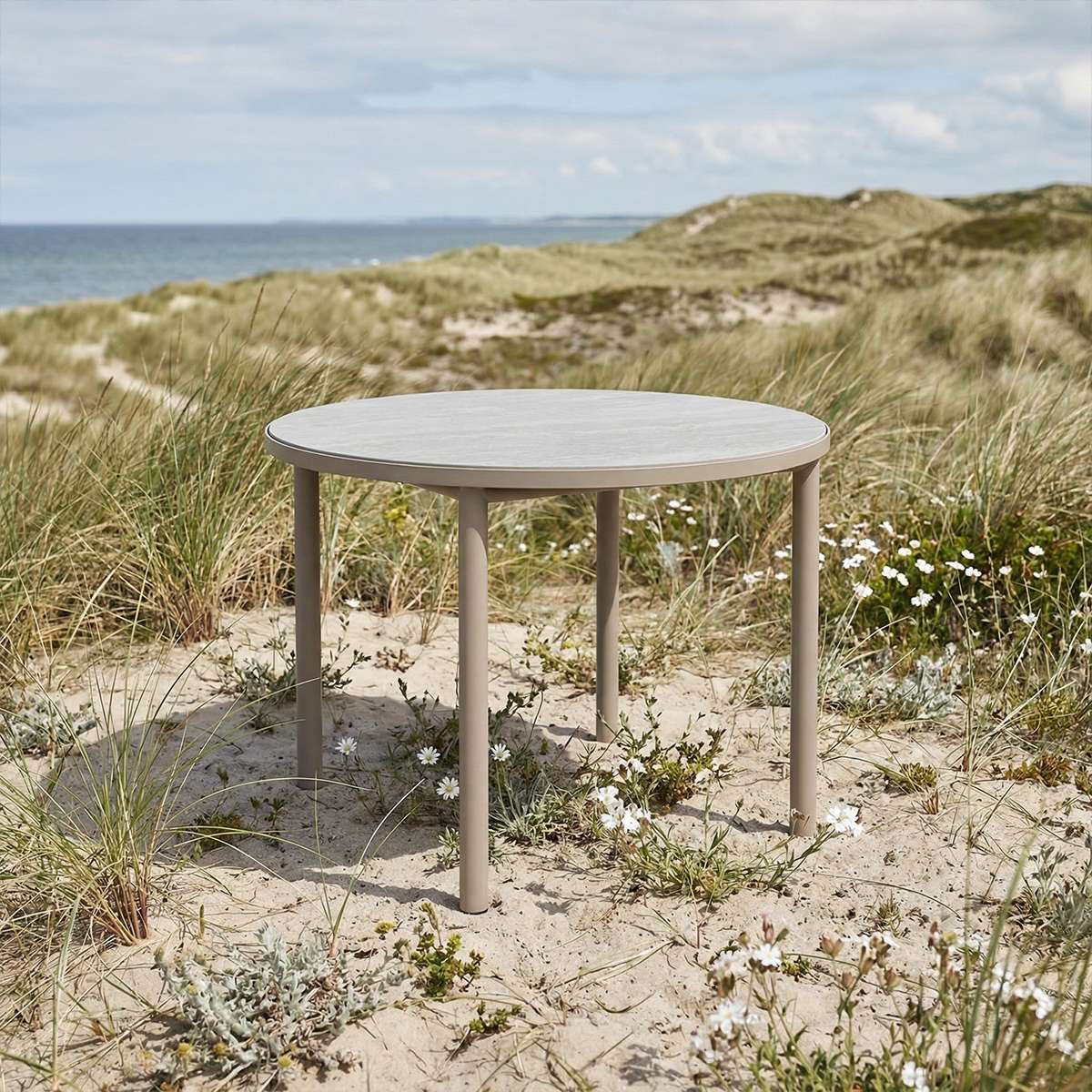 Taupe Kirra Dining Table Ø110 in powder-coated aluminum with teak top for outdoor use