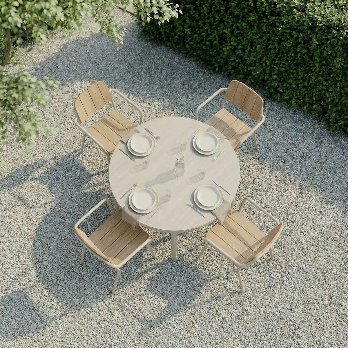 Kirra Dining Table utendørs spisebord i taupe pulverlakkert aluminium med teakplate, rundt Ø110 cm.