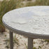Kirra Dining Table Ø110 i taupe pulverlakkert aluminium med ubehandlet teak, utendørs spisebord.