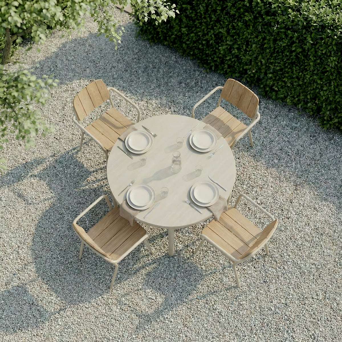 Kirra Patio Chair i taupe farge med pulverlakkert aluminium og ubehandlet teak, utendørs hagestol.