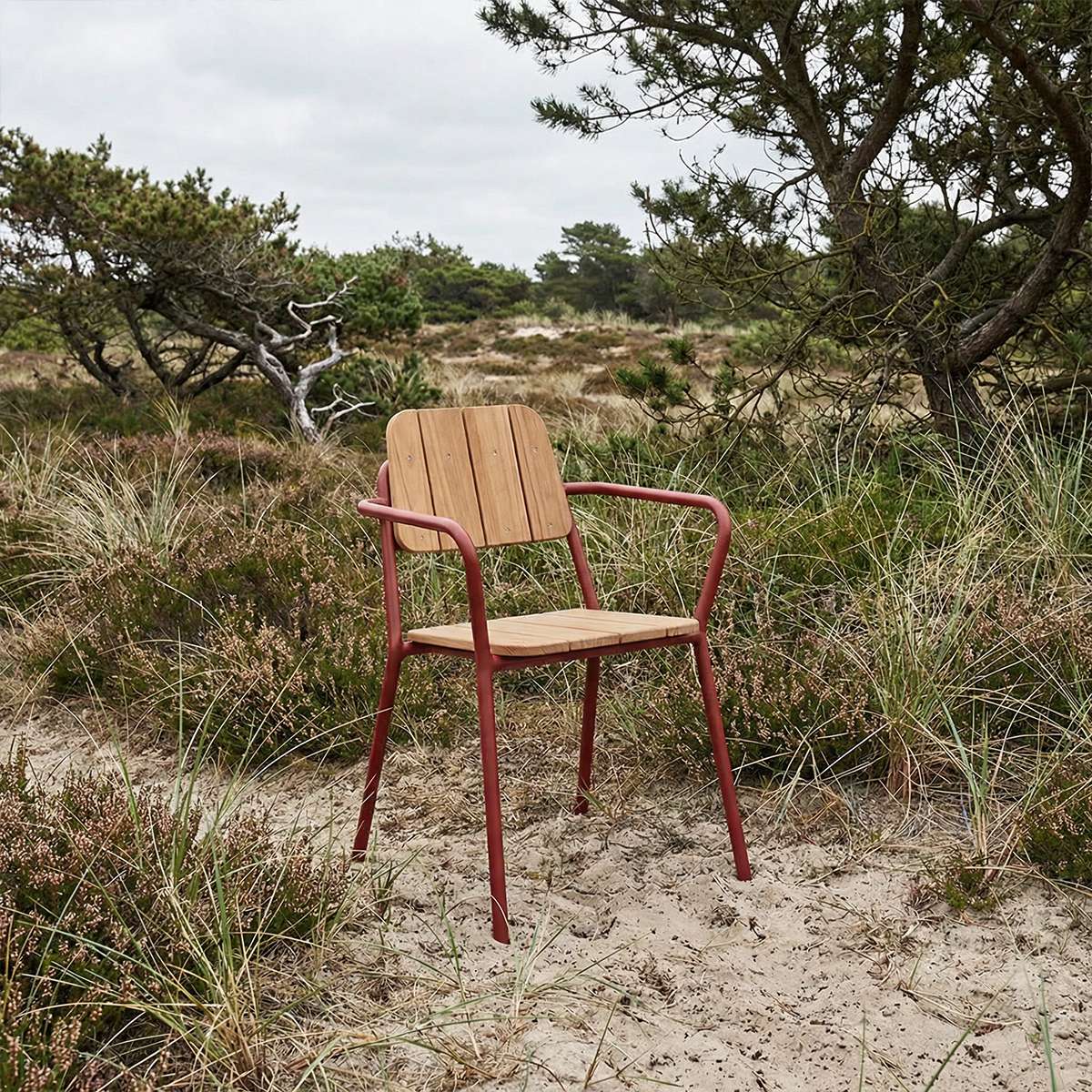 Kirra Patio Chair i chestnut farget teak med pulverlakkert aluminiumsramme, utendørs hagestol.