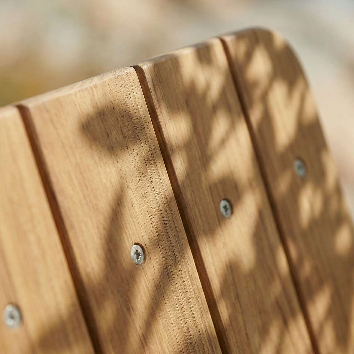 Kirra Patio Chair i chestnut farget teaktre med pulverlakkert aluminiumramme, utendørs hagestol.