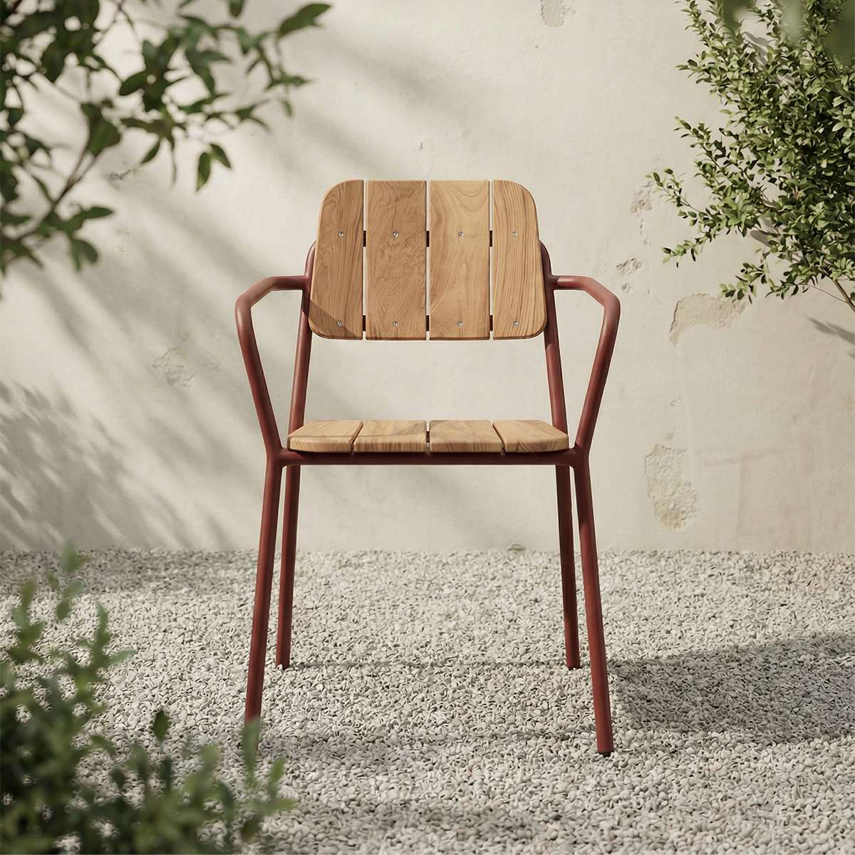 Elegant hagestol i teak med rustfarget metallramme på en lys uteplass omgitt av grønne planter fra sackit