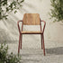 Elegant hagestol i teak med rustfarget metallramme på en lys uteplass omgitt av grønne planter fra sackit