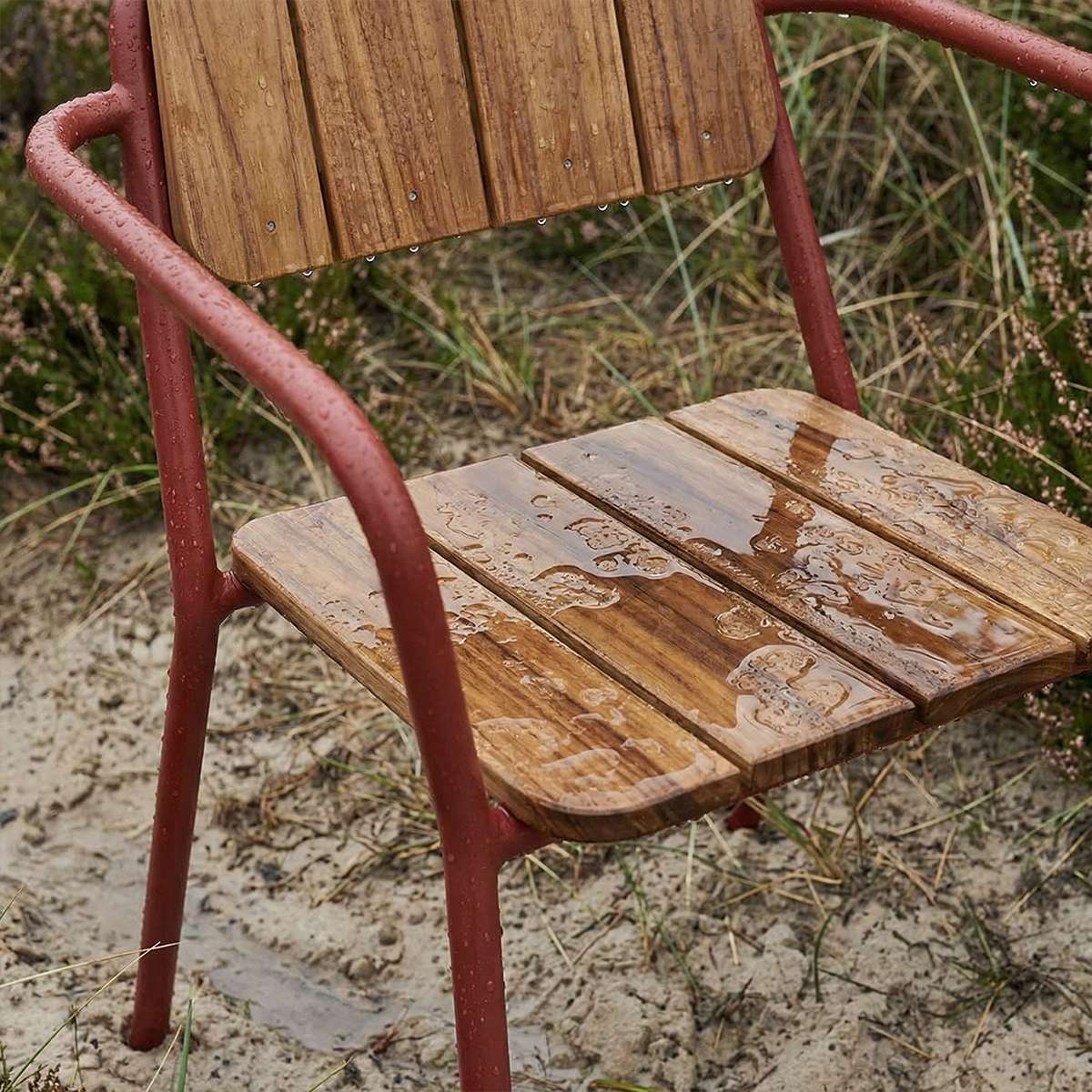 Kirra Patio Chair i chestnut farge med pulverlakkert aluminium og ubehandlet teaktre, utendørs hagestol.