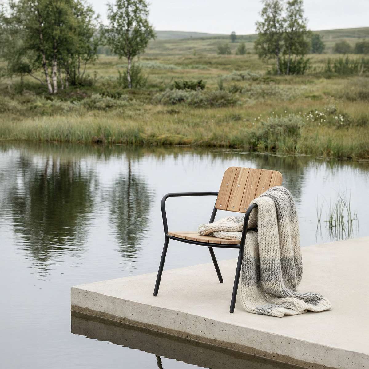 Kirra Patio Lounge Chair i Noir med pulverlakkert aluminium og ubehandlet teaktre, utendørs stol.