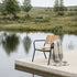 Kirra Patio Lounge Chair i Noir med pulverlakkert aluminium og ubehandlet teaktre, utendørs stol.