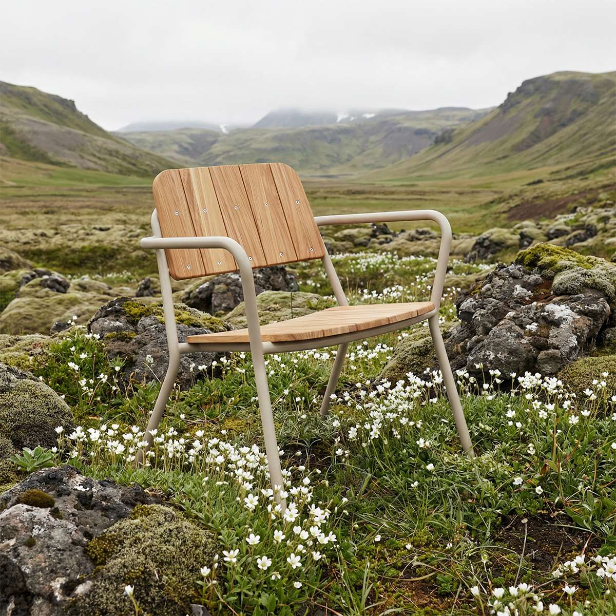 Kirra Patio Lounge Chair i taupe med pulverlakkert aluminium og ubehandlet teaktre, lav og tilbakelent design.