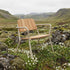 Kirra Patio Lounge Chair i taupe med pulverlakkert aluminium og ubehandlet teaktre, lav og tilbakelent design.
