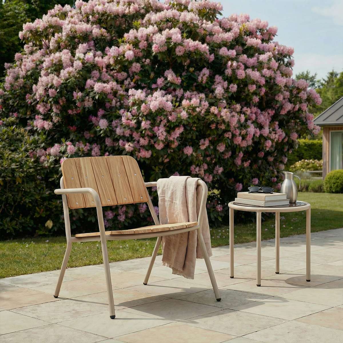 Kirra Patio Lounge Chair i taupe med pulverlakkert aluminium og ubehandlet teaktre, utendørs bruk.