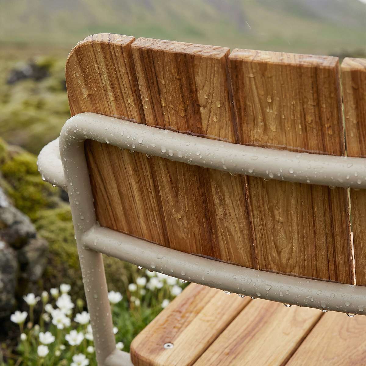 Kirra Patio Lounge Chair i taupe farge med pulverlakkert aluminium og ubehandlet teaktre, utendørs design.