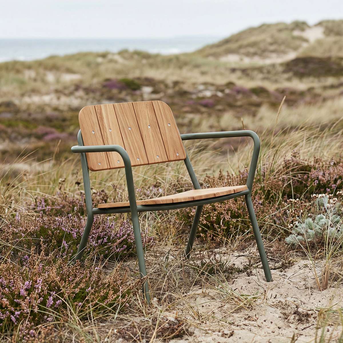 Kirra Patio Lounge Chair i olivengrønn med pulverlakkert aluminium og teak, utendørs bruk.