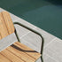 Kirra Patio Lounge Chair i olivengrønn med pulverlakkert aluminium og ubehandlet teaktre, utendørs bruk.