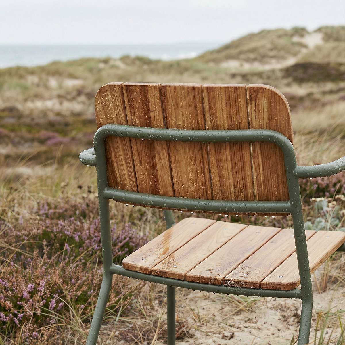 Kirra Patio Lounge Chair i olivengrønn med pulverlakkert aluminium og teak, utendørs stol med lav rygg.