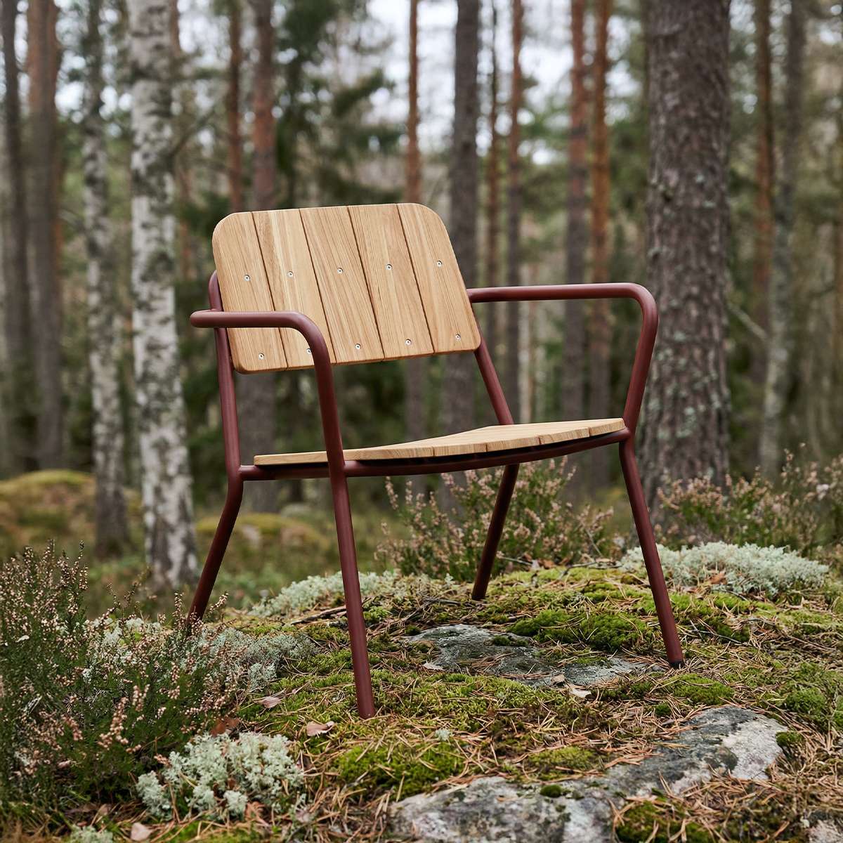 Kirra Patio Lounge Chair i chestnut farget teak og pulverlakkert aluminium med lav, tilbakelent design.