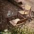 Kirra Patio Lounge Chair i chestnut farge med pulverlakkert aluminium og ubehandlet teaktre, lav og tilbakelent design.