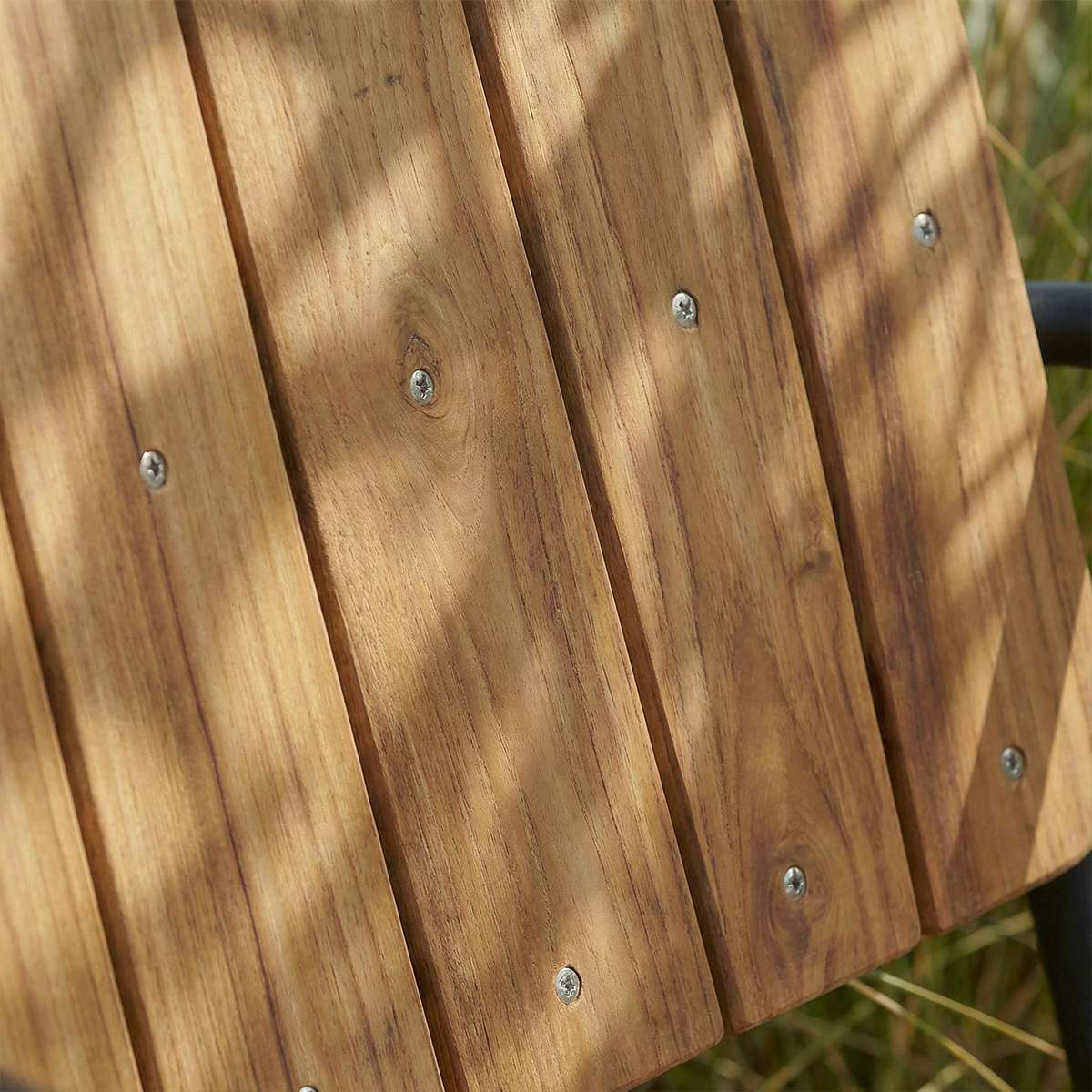 Kirra Patio Lounge Chair i chestnut farget pulverlakkert aluminium og ubehandlet teaktre.