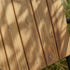 Kirra Patio Lounge Chair i chestnut farget pulverlakkert aluminium og ubehandlet teaktre.