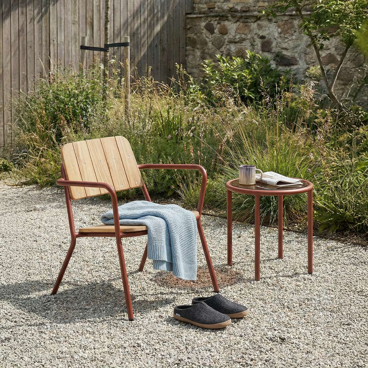 Kirra Patio Lounge Chair i chestnut farge med pulverlakkert aluminium og teak, lav og tilbakelent design.