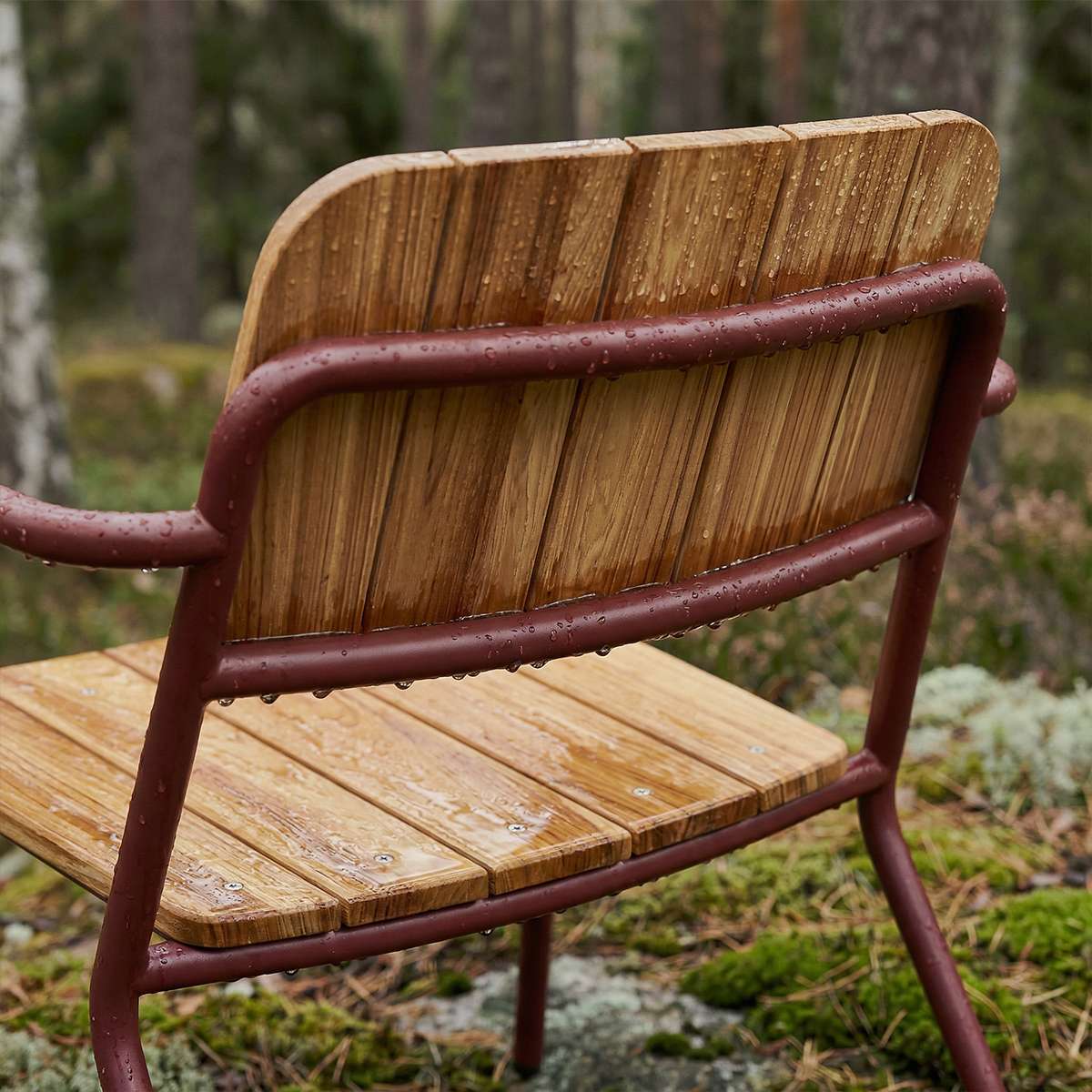 Kirra Patio Lounge Chair i chestnut farge med pulverlakkert aluminium og ubehandlet teaktre, utendørs bruk.