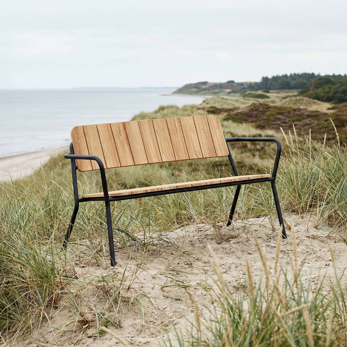 Kirra Patio Bench i pulverlakkert aluminium med Noir farget teakbenk, utendørs design.