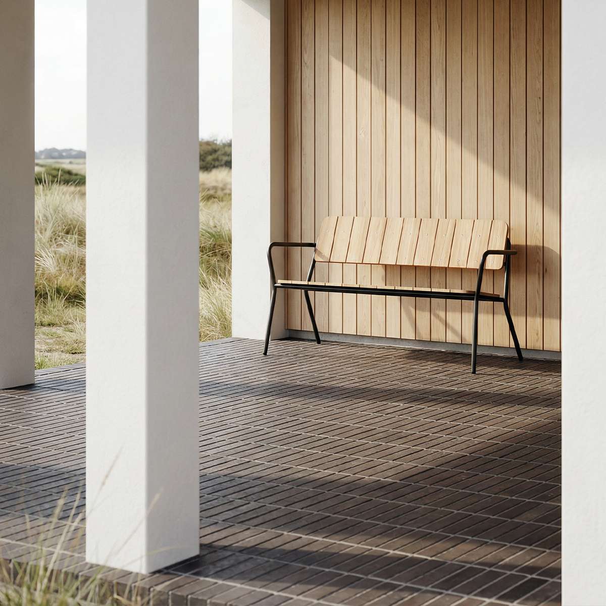 Kirra Patio Bench i pulverlakkert aluminium med ubehandlet teak i fargen Noir, utendørs benk.