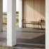 Kirra Patio Bench i pulverlakkert aluminium med ubehandlet teak i fargen Noir, utendørs benk.