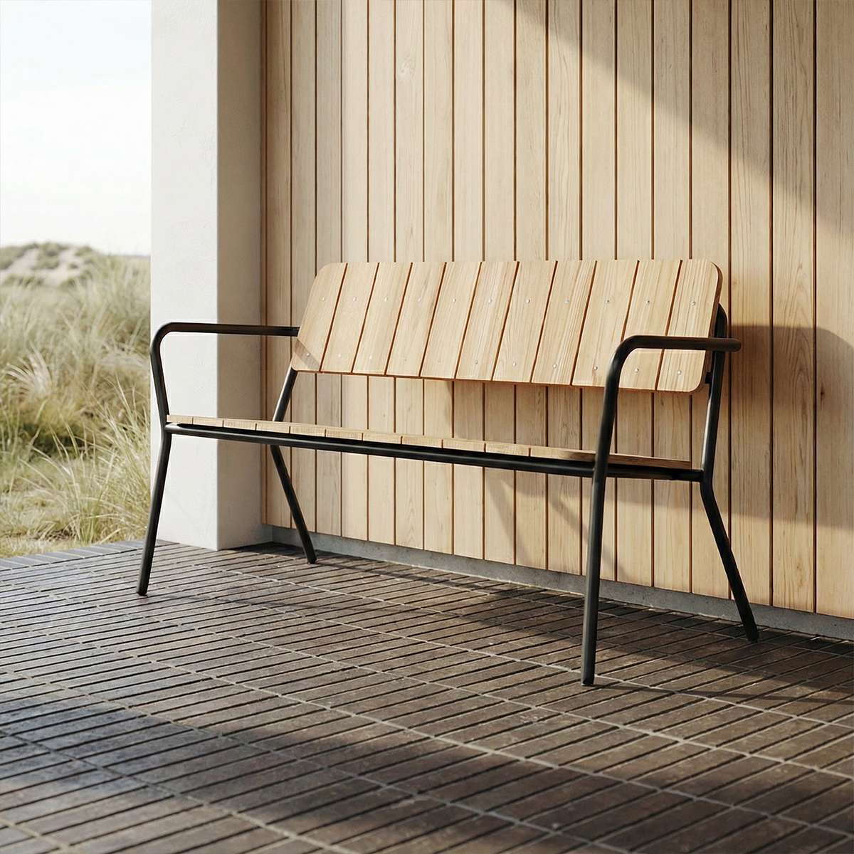Kirra Patio Bench i pulverlakkert aluminium og ubehandlet teak i fargen Noir, utendørs benk.