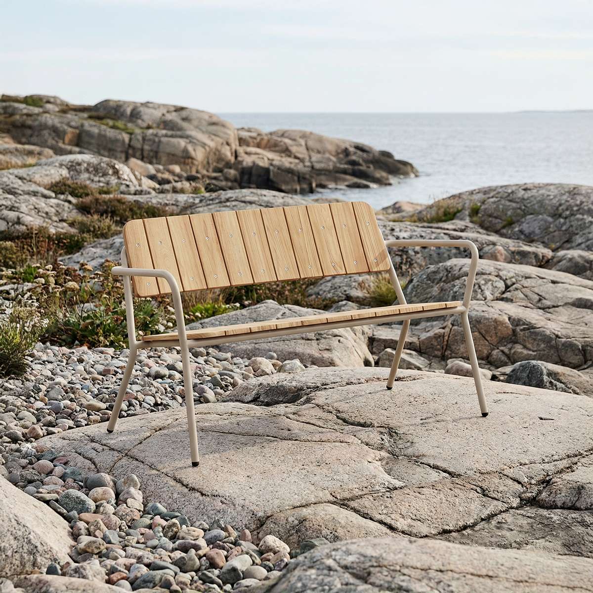 Kirra Patio Bench i taupe pulverlakkert aluminium med ubehandlet teak, utendørs benk.
