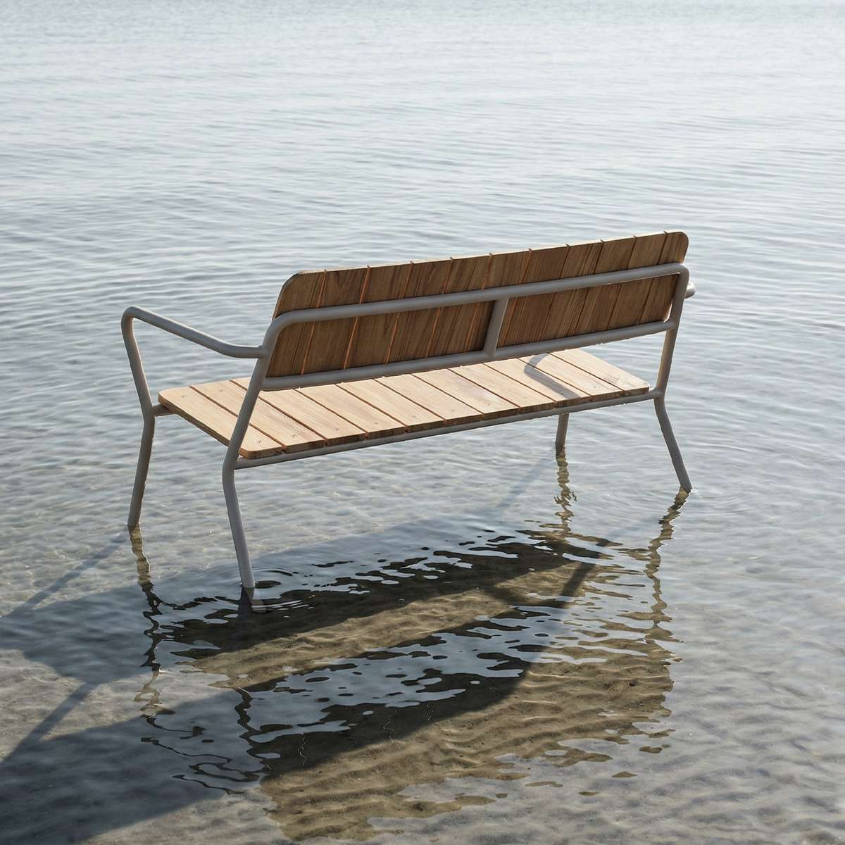 Kirra Patio Bench i taupe pulverlakkert aluminium og ubehandlet teaktre, utendørs benk med armlener.