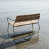Kirra Patio Bench i taupe pulverlakkert aluminium og ubehandlet teaktre, utendørs benk med armlener.