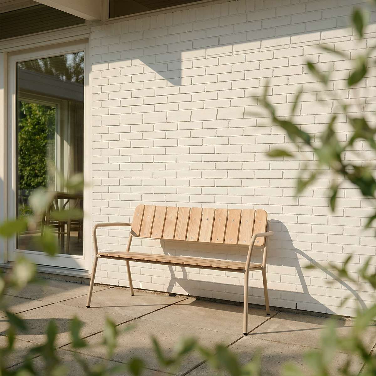 Kirra Patio Bench i taupe pulverlakkert aluminium med ubehandlet teaktre, utendørs benk.