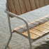 Kirra Patio Bench i taupe pulverlakkert aluminium med ubehandlet teaktre, utendørs benk.