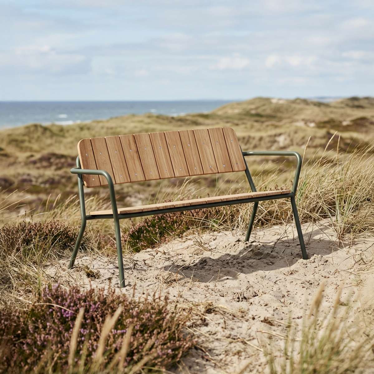 Kirra Patio Bench i olivengrønn pulverlakkert aluminium med ubehandlet teaktre, utendørs benk.