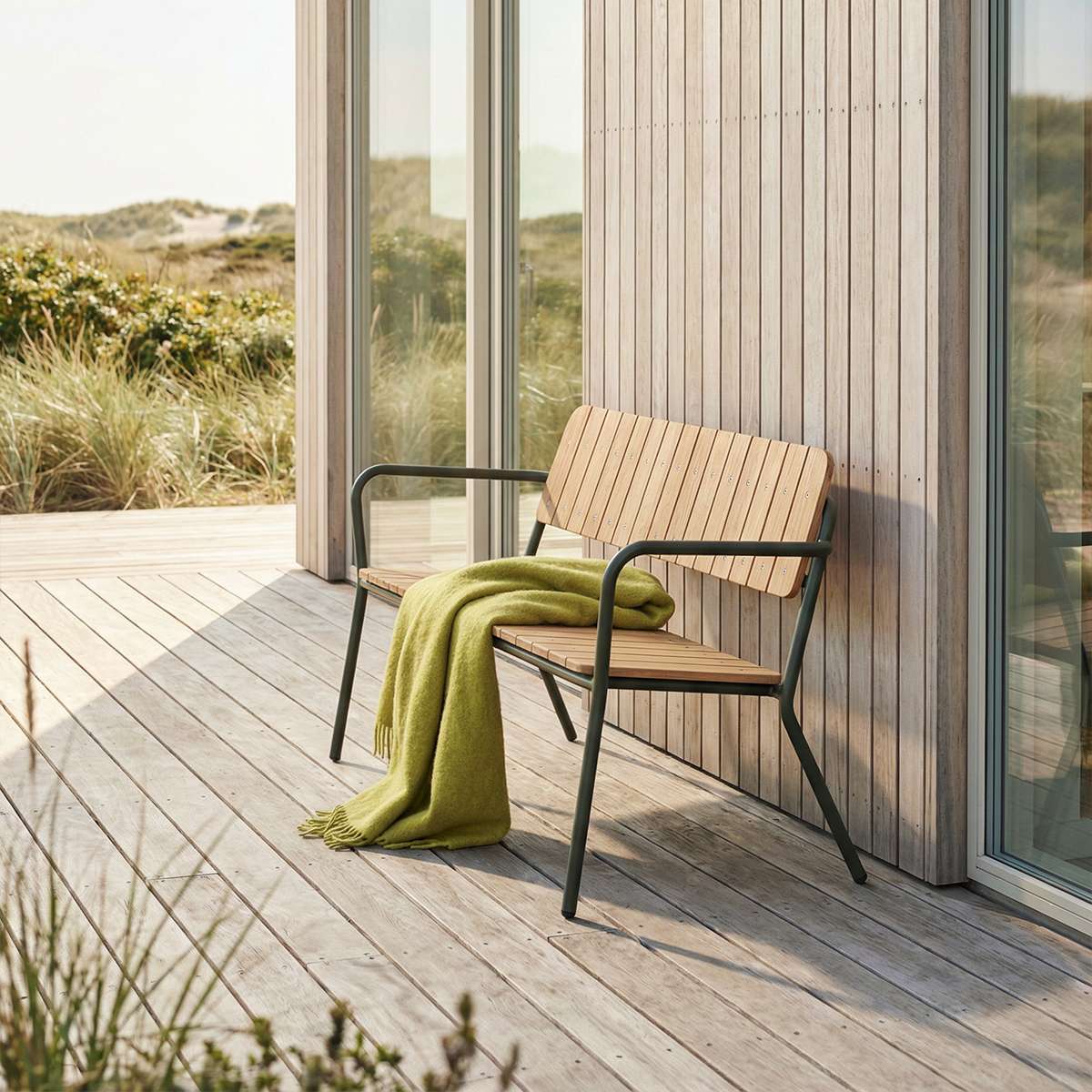 Kirra Patio Bench i olivengrønn pulverlakkert aluminium med ubehandlet teaktre, utendørs benk.