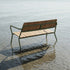 Kirra Patio Bench i olivengrønn pulverlakkert aluminium og ubehandlet teaktre, utendørs benk.
