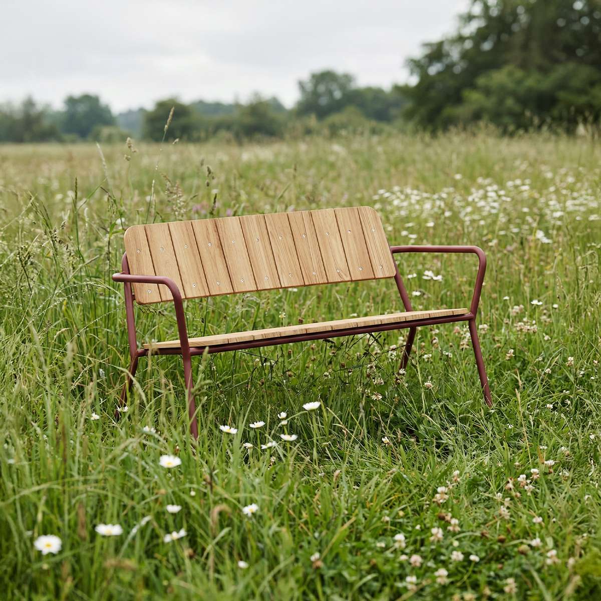 Kirra Patio Bench i chestnut farget teak og pulverlakkert aluminium, utendørs benk med armlener.