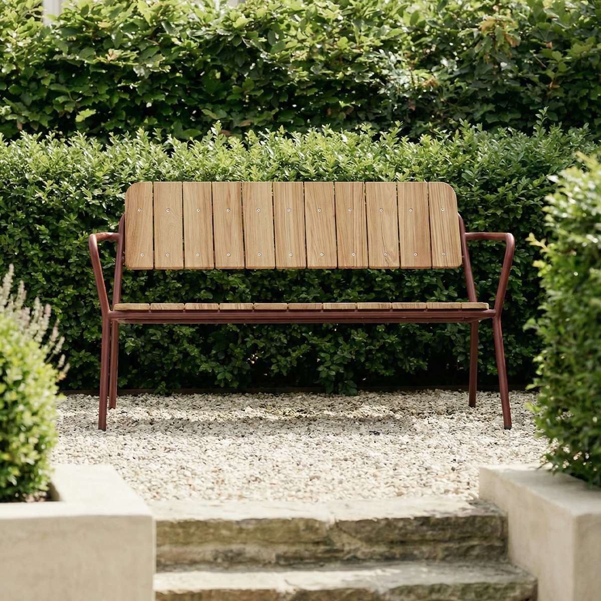 Kirra Patio Bench i pulverlakkert aluminium med ubehandlet teak i chestnut-farge, utendørs benk.