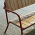Kirra Patio Bench i chestnut farget teak med pulverlakkert aluminium, utendørs benk.
