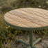 Kirra Café Table utendørs bord i pulverlakkert aluminium og ubehandlet teak med rund bordplate.