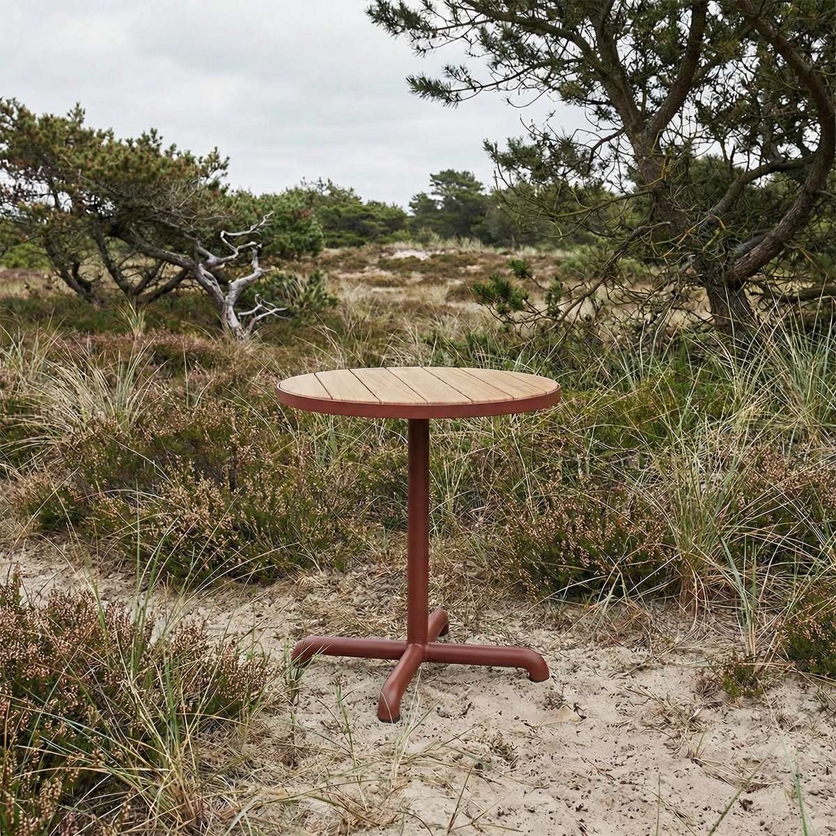 Kirra Café Table i taupe pulverlakkert aluminium med teakbordplate, utendørs spisebord.